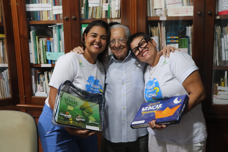 Welligton Paes foi presenteado com livros da coleção "Vamos Brincar de Poesia?" na última sexta-feira | Foto: Matheus Berriel/Navegando na Poesia