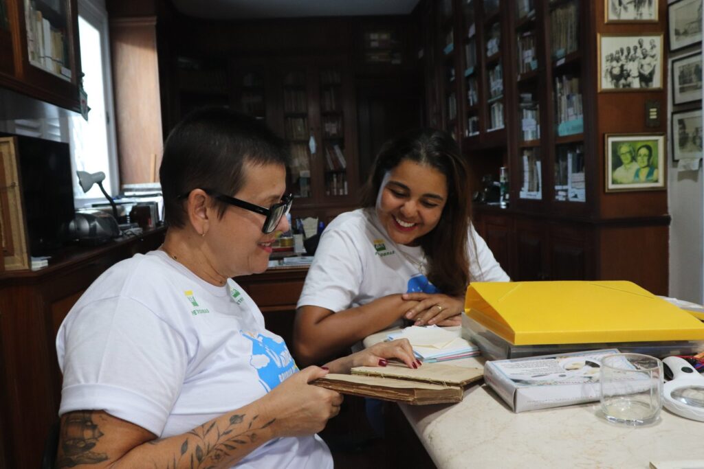 Welligton Paes foi presenteado com livros da coleção "Vamos Brincar de Poesia?" na última sexta-feira | Foto: Matheus Berriel/Navegando na Poesia
